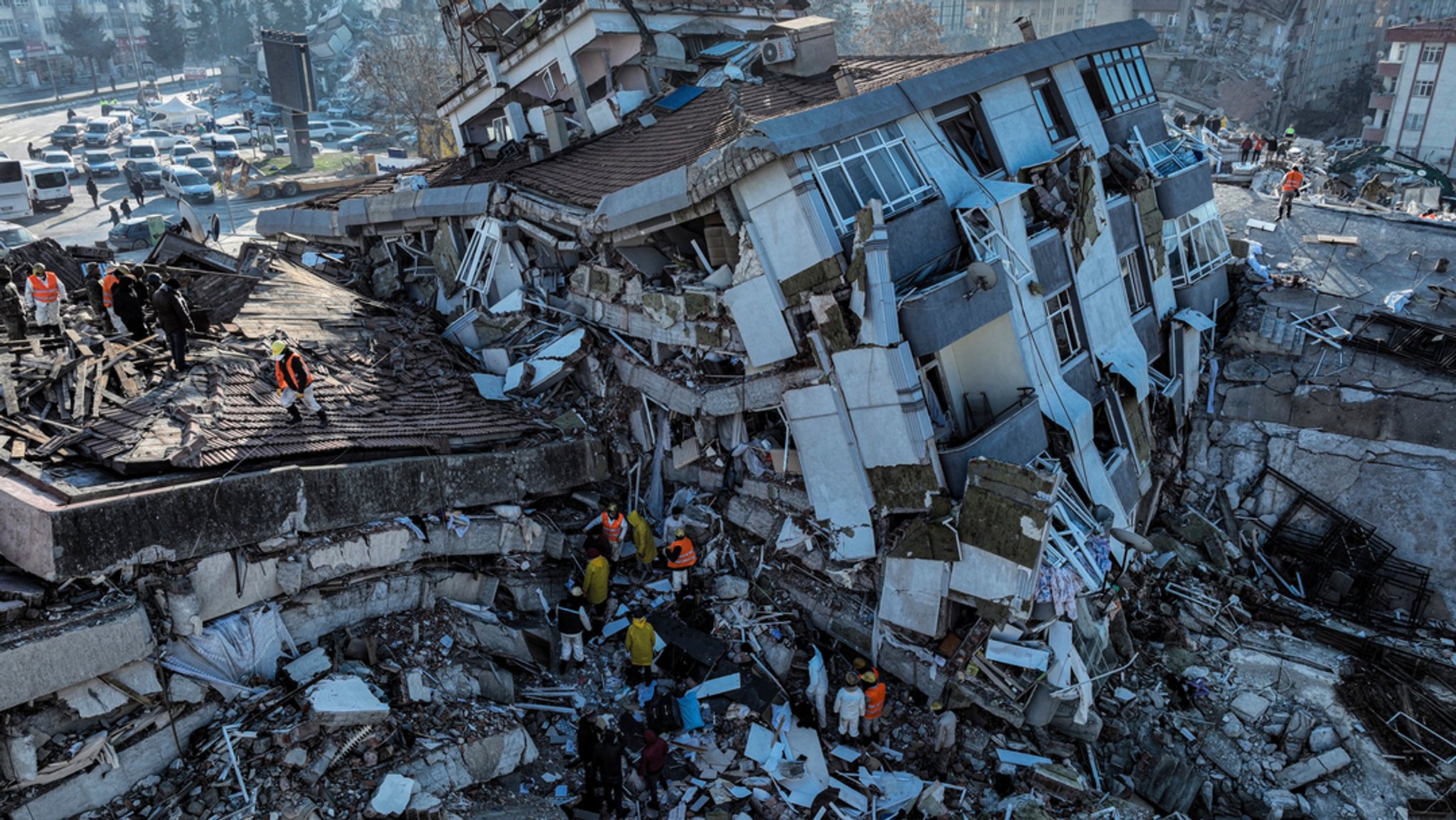 Türkei, Kahramanmaras: Rettungsteams versuchen Überlebende in den durch die Erdbeben zerstörten Gebäuden zu finden (8.2.23)