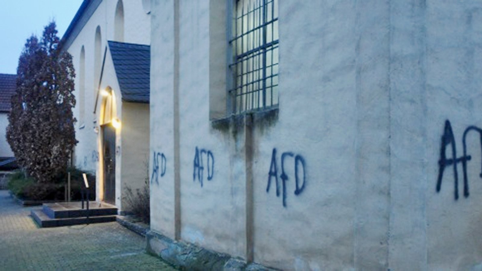 Würzburger Weihbischof schockiert über AfD-Graffiti an Kirche