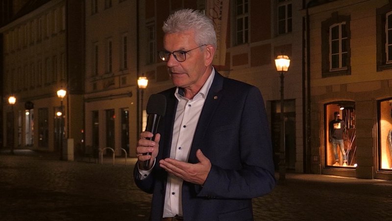 Bundestagsabgeordneter Artur Auernhammer (CSU) im Interview mit dem BR Fernsehen in der Ansbacher Innenstadt.