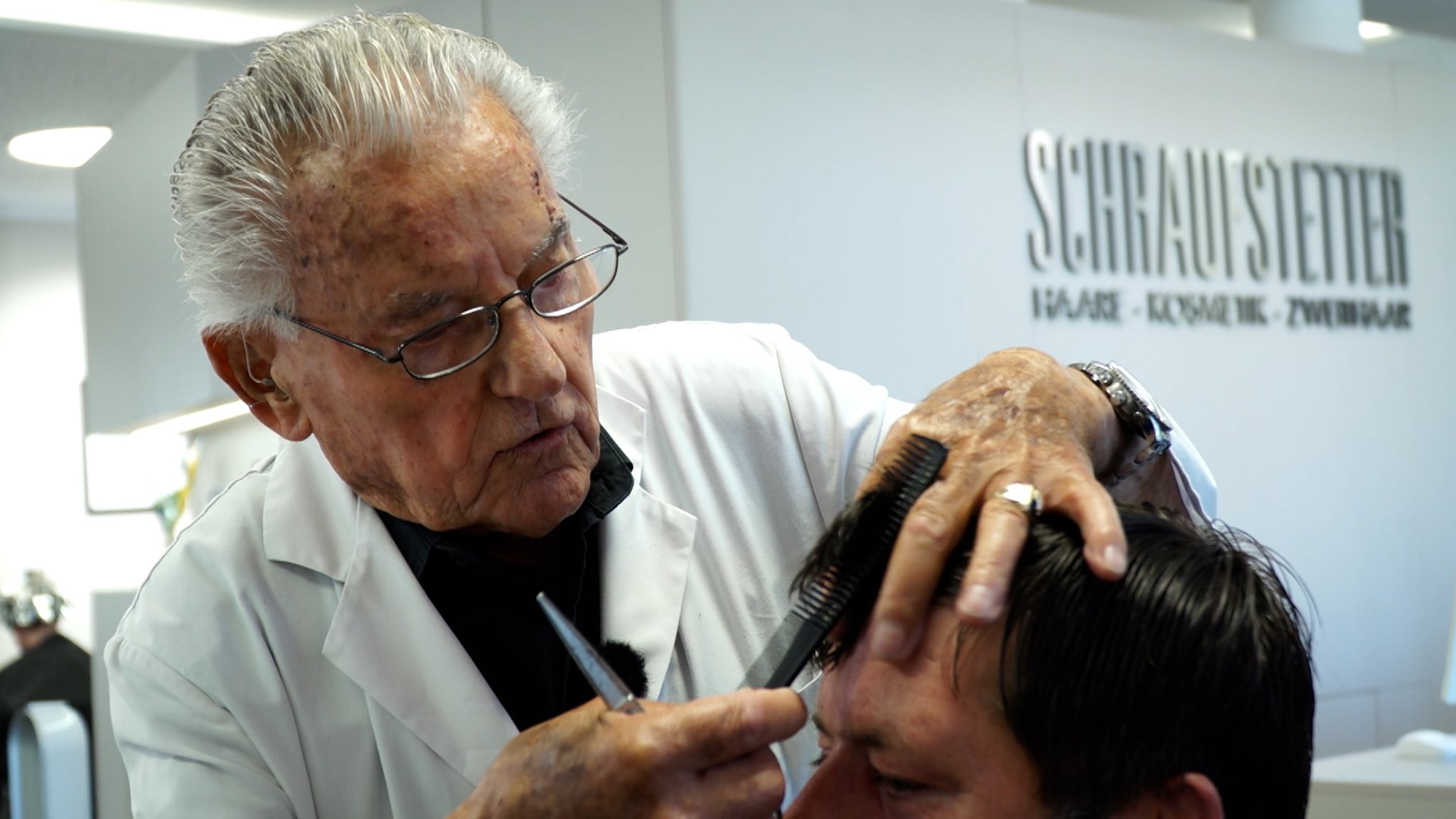 Ein Friseur schneidet einem Kunden die Haare. | Bild: BR/Christian Riedl Ein Friseur schneidet einem Kunden die Haare.