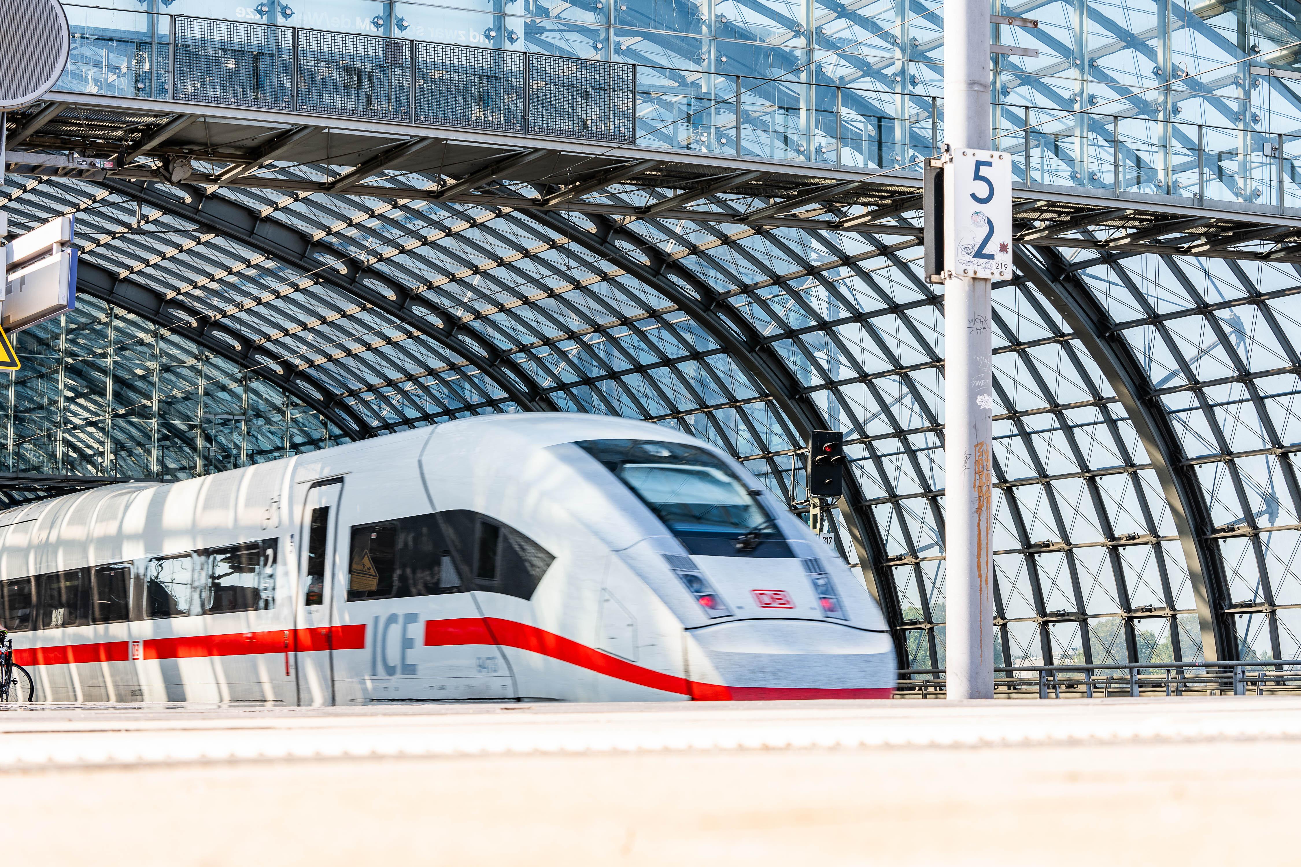(Symbolbild) Ein ICE steht im Berliner Hauptbahnhof. 