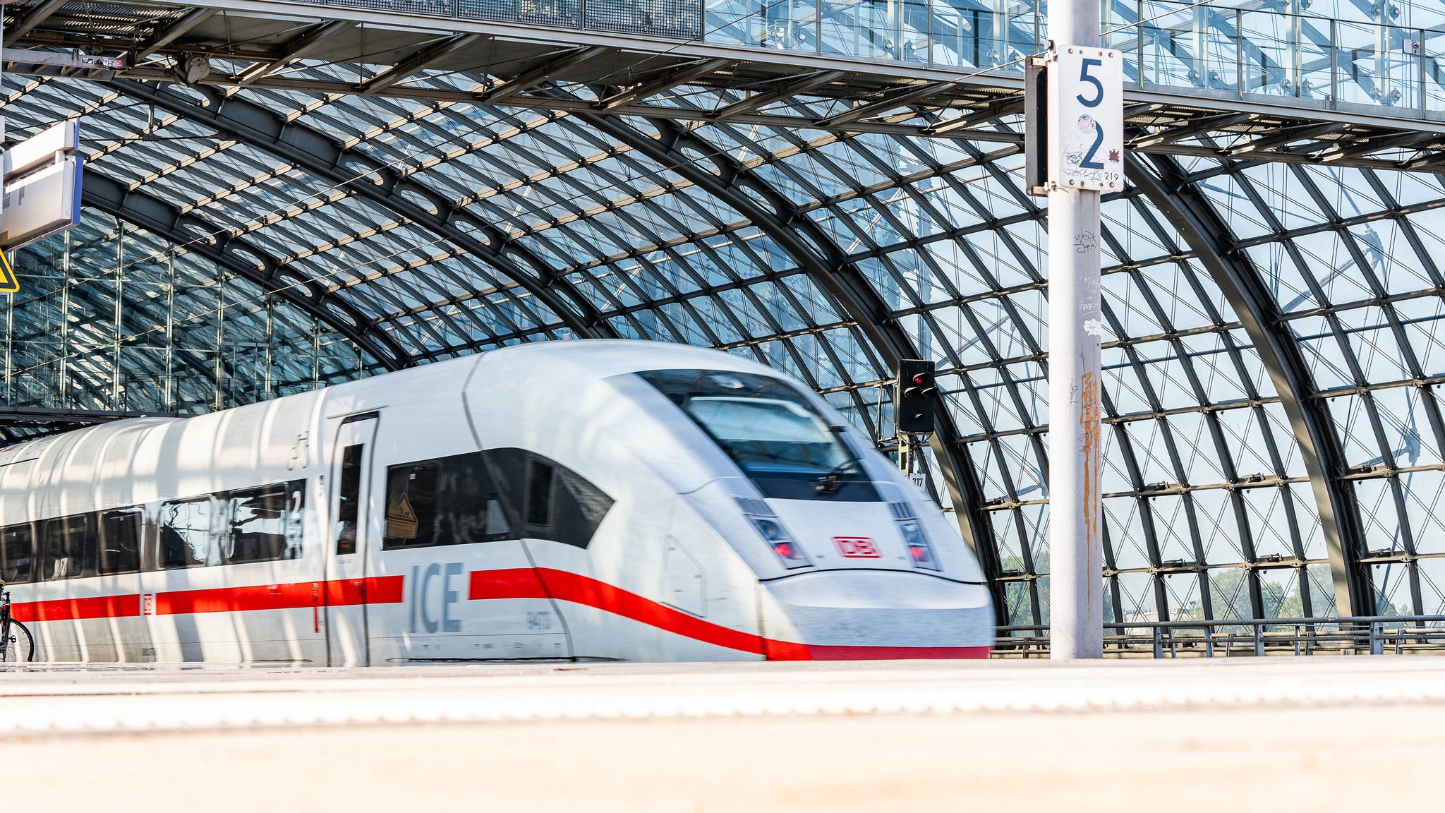 (Symbolbild) Ein ICE steht im Berliner Hauptbahnhof. 