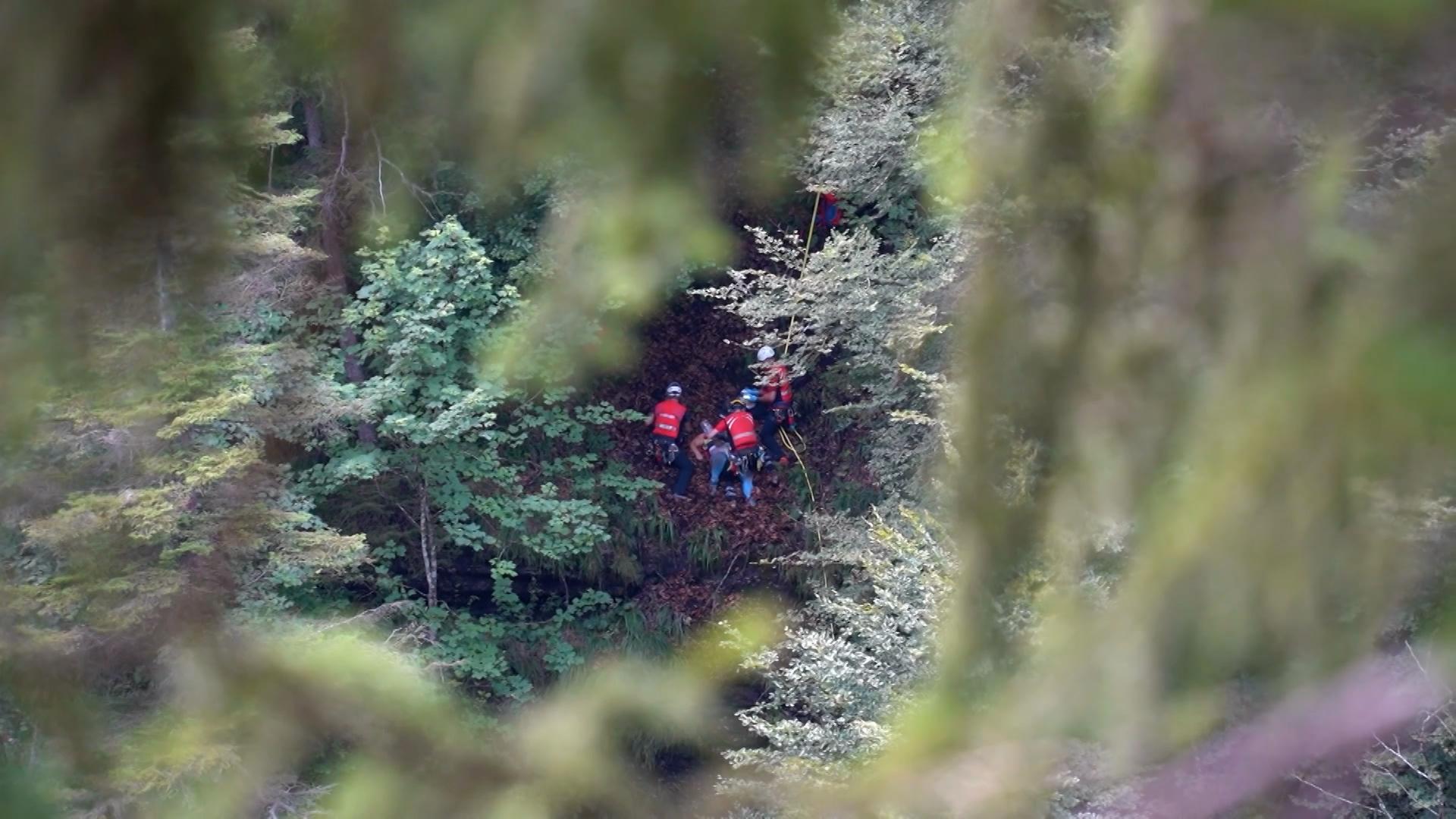 Ein Großaufgebot von 28 Einsatzkräften hat eine schwer verletzte Urlauberin auf der Nordwestseite der Weißbachschlucht lebend gerettet.