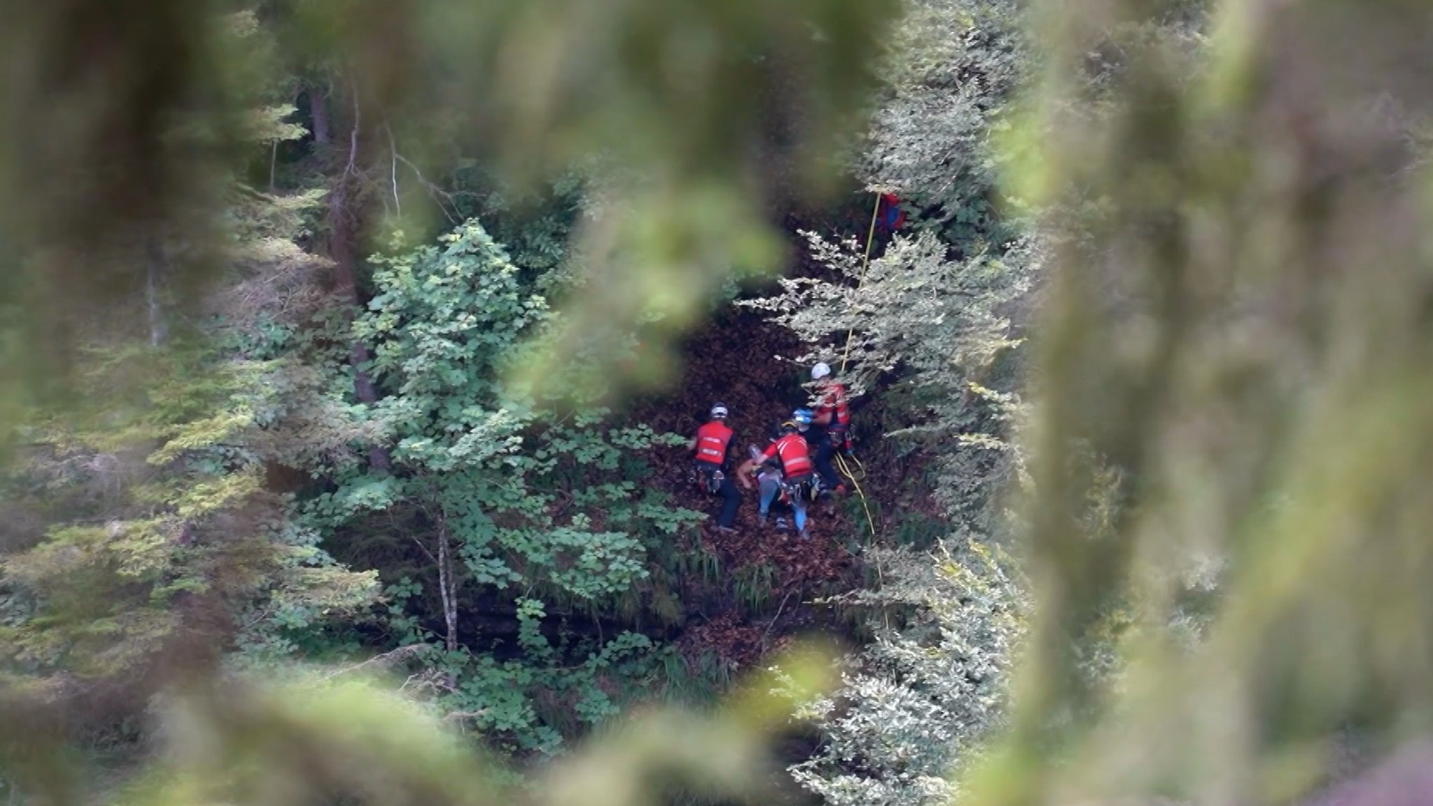 Ein Großaufgebot von 28 Einsatzkräften hat eine schwer verletzte Urlauberin auf der Nordwestseite der Weißbachschlucht lebend gerettet.
