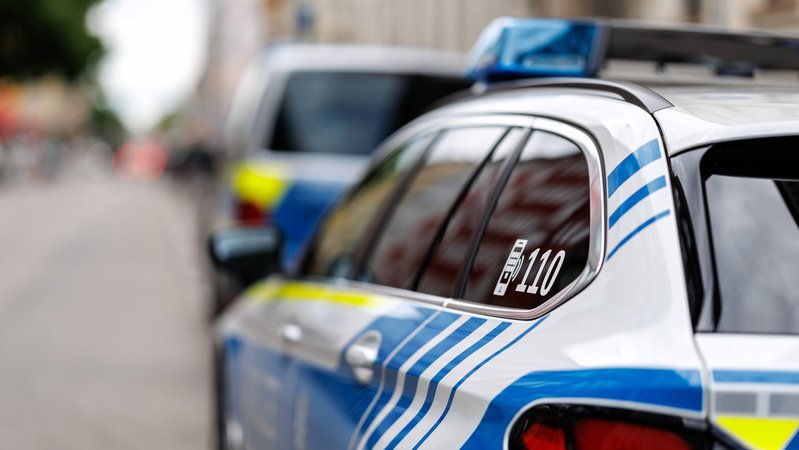 Ein Polizeifahrzeug mit dem Hinweis auf die Notrufnummer 110. | Bild: picture alliance/dpa | Matthias Balk Ein Polizeifahrzeug mit dem Hinweis auf die Notrufnummer 110.