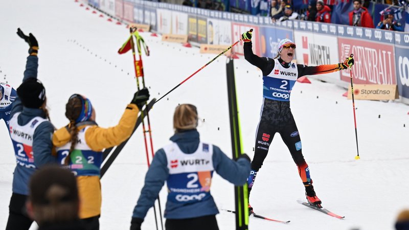 Nordische Ski-WM Trondheim: Victoria Carl wird beim Zieleinlauf bejubelt. | Bild: dpa-Bildfunk/Hendrik Schmidt Nordische Ski-WM Trondheim: Victoria Carl wird beim Zieleinlauf bejubelt.