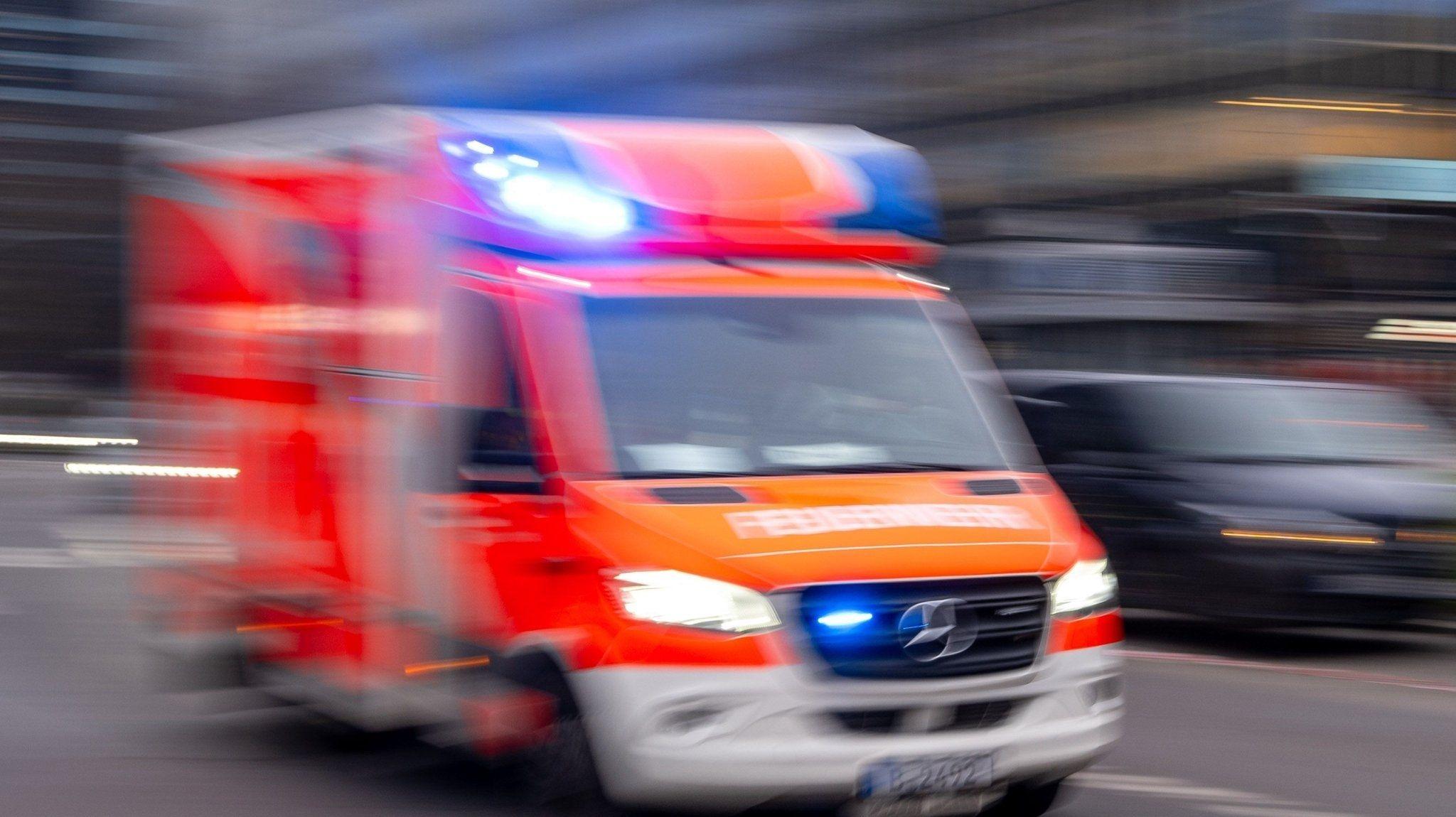 Rettungstransporter im Einsatz (Symbolbild)