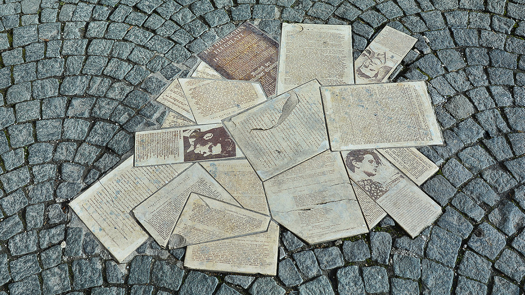  Steinerne Flugblätter der Weißen Rose am Geschwister-Scholl-Platz in München, Bodendenkmal (Detail) des Künstlers Robert Schmidt-Matt von 1988 vor dem Haupteingang der Ludwig-Maximilians-Universität.