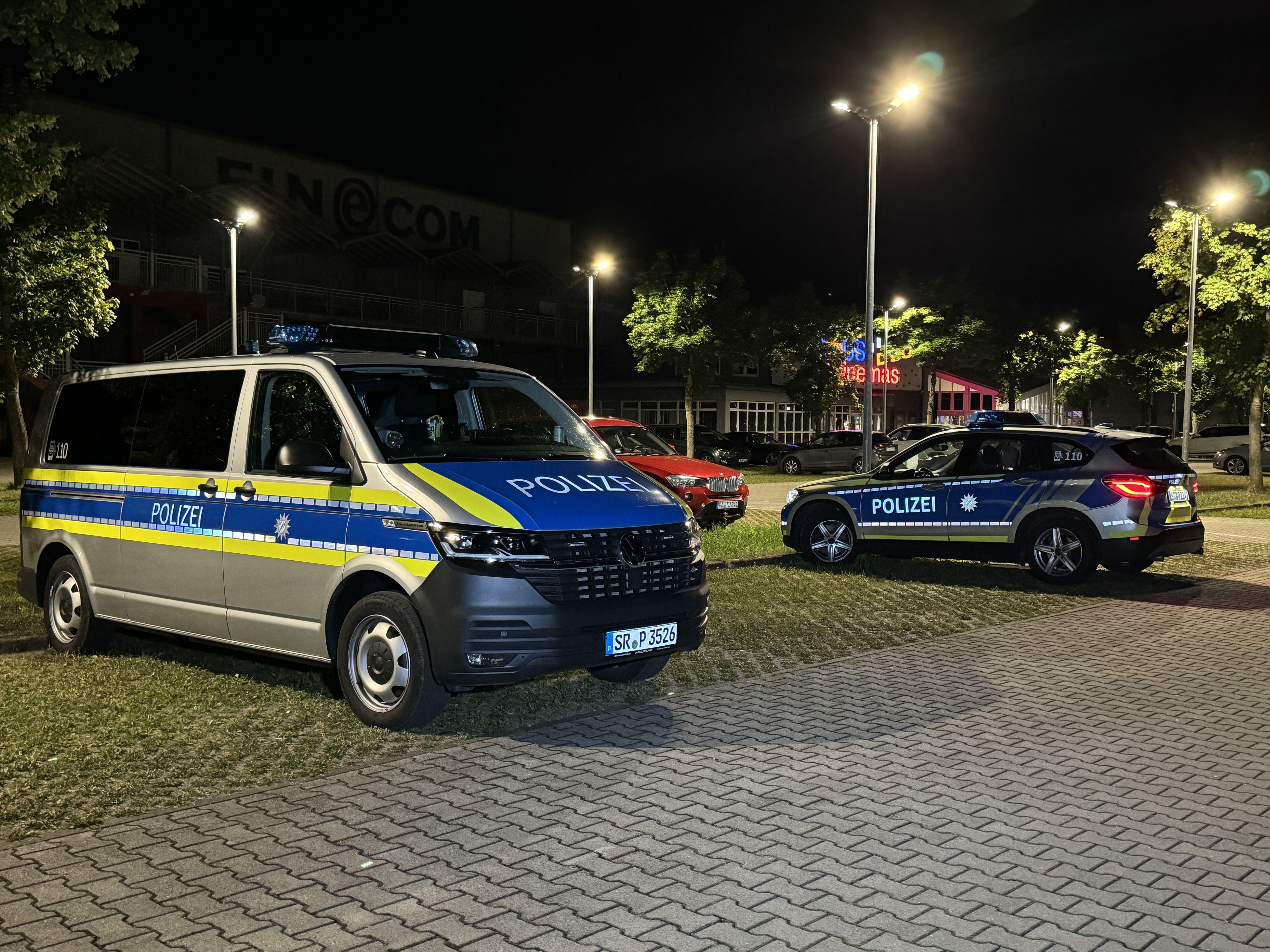 Polizeiautos am Fluchtort in Plattling.