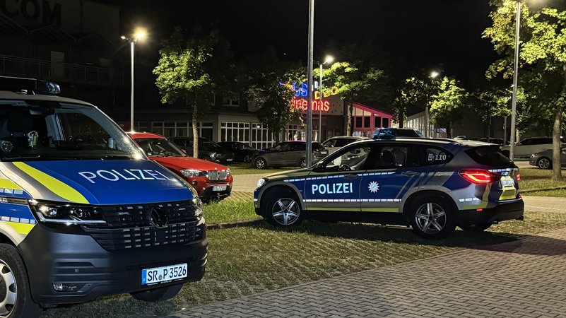 Polizeiautos am Fluchtort in Plattling. | Bild: Vifogra Polizeiautos am Fluchtort in Plattling.