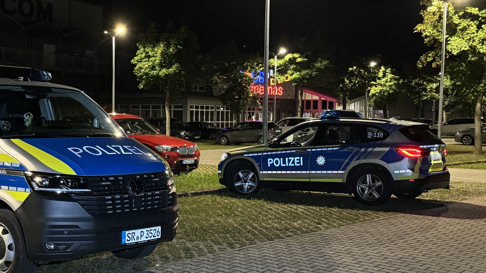 Polizeiautos am Fluchtort in Plattling.