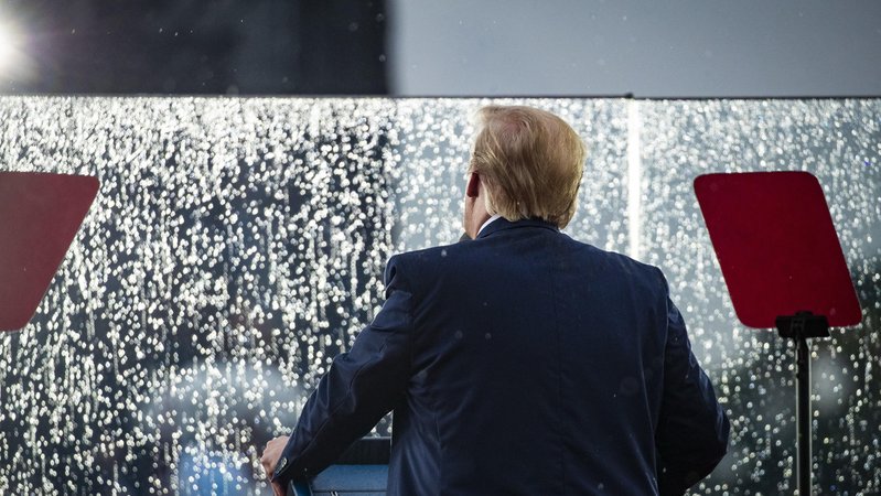 US-Präsident Donald Trump bei einer Parade. | Bild: picture alliance / abaca | Pool/ABACA US-Präsident Donald Trump bei einer Parade.