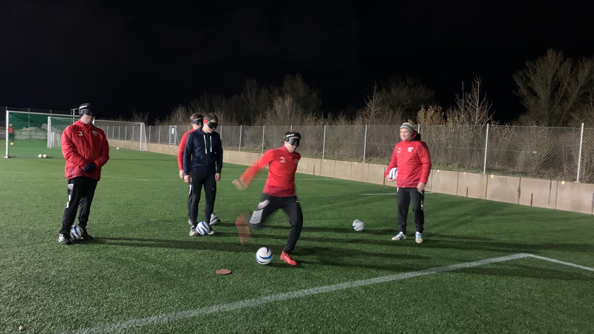 Blinden-Mannschaft auf dem Fußballplatz