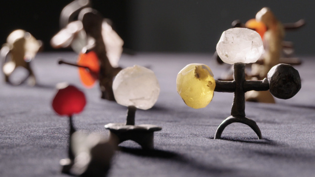 Mit ganz ungewöhnlichen Materialien kann man Schmuck machen und völlig neue Formen schaffen. | Bild: Bayerischer Rundfunk 2023 Mit ganz ungewöhnlichen Materialien kann man Schmuck machen und völlig neue Formen schaffen.