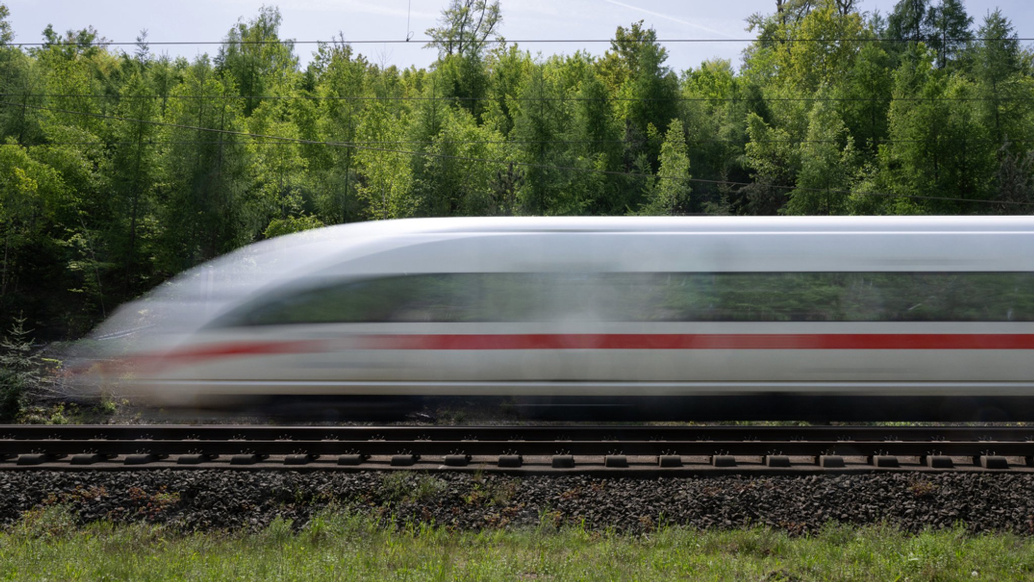 Ein ICE fährt bei Niedernhausen über die Hochgeschwindigkeitsstrecke Köln-Frankfurt.