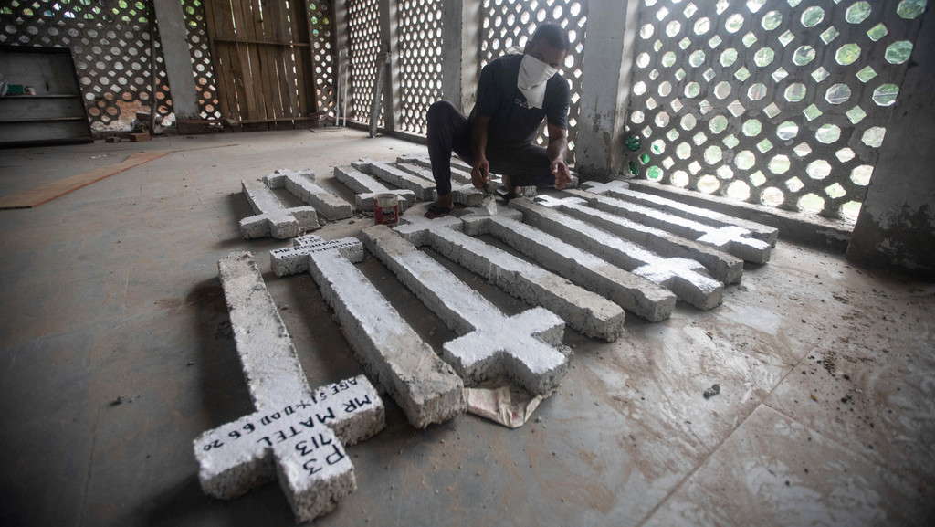 Ein Friedhofsmitarbeiter bereitet in Neu-Delhi, Indien, frische Markierungen für die Gräber von Covid-19-Toten vor. In Indien sind die Infektionen zuletzt stark gestiegen.