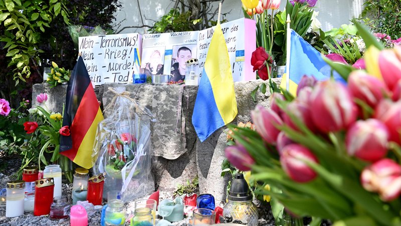 Murnau: Blumen und Plakate ehren die Opfer