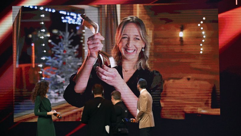 Auf dem Bild ist eine Leinwand zu sehen auf der die Biathletin Franziska Preuß ihre Trophäe als Sportlerin des Jahres in die Kamera hält | Bild: dpa/pa Auf dem Bild ist eine Leinwand zu sehen auf der die Biathletin Franziska Preuß ihre Trophäe als Sportlerin des Jahres in die Kamera hält