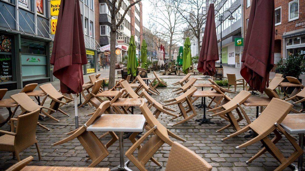 Bremen: Die Stühle der Außengastronomie in der Innenstadt sind hochgestellt.