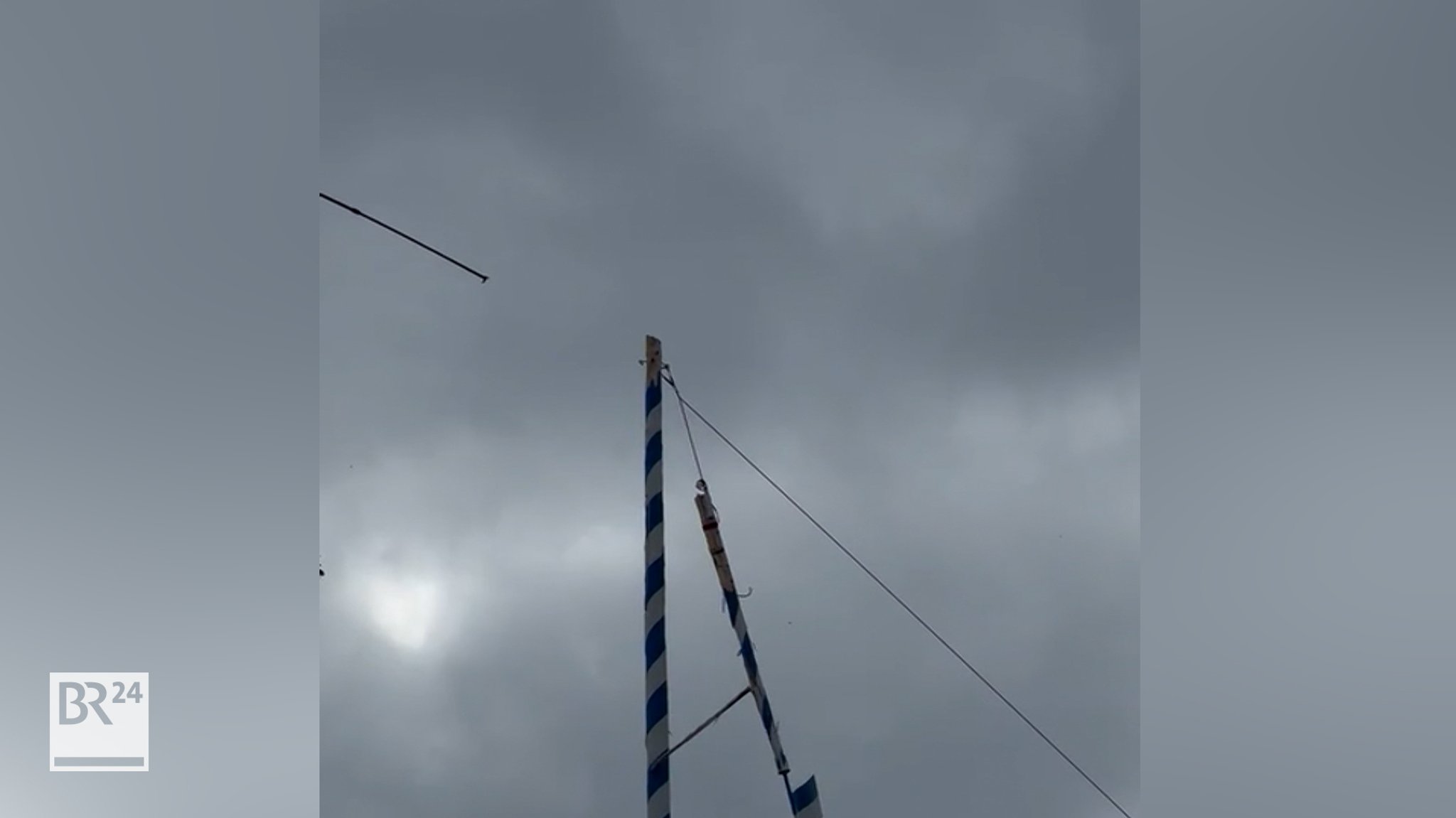 Beschädigter Maibaum