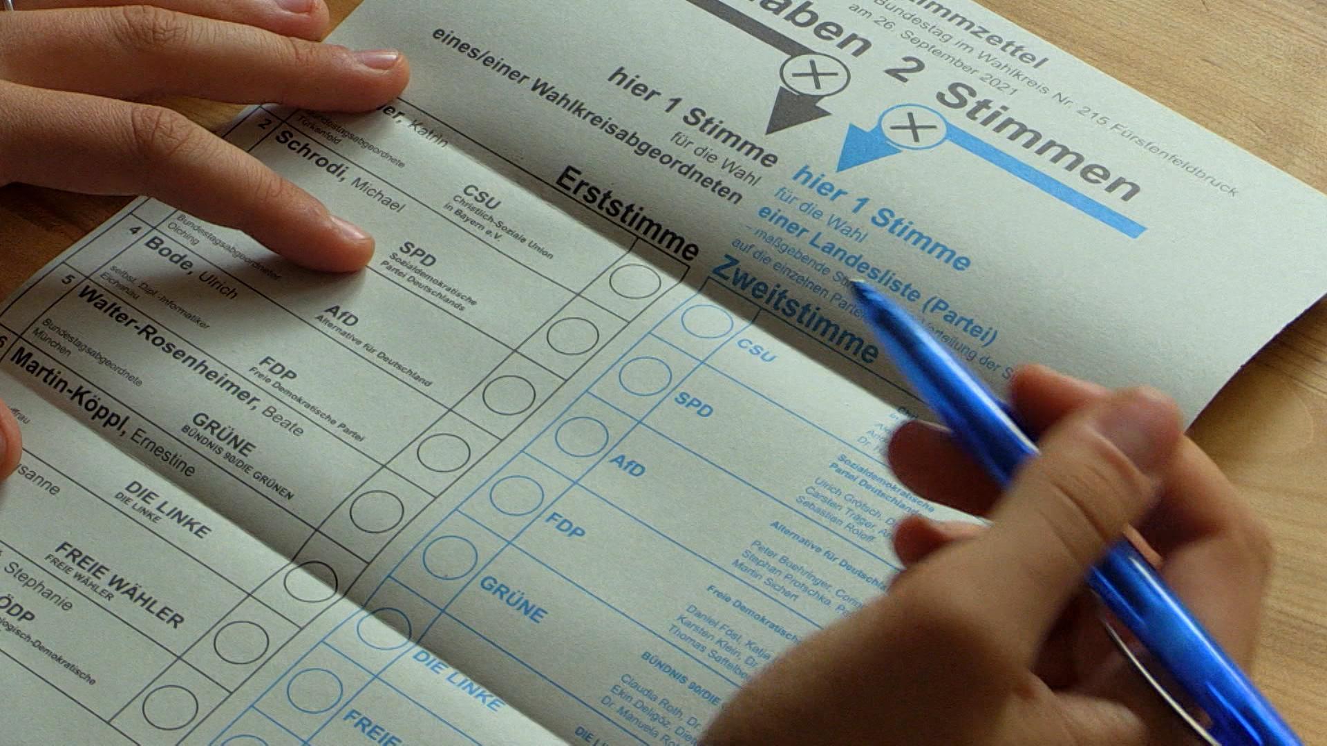 (Symbolbild) Blick auf einen Wahlzettel