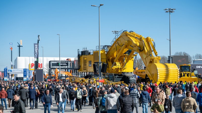 Größer, weiter, aber auch smarter und effizienter soll es 2025 auf der bauma zugehen. | Bild: dpa-Bildfunk/Leonie Asendorpf Größer, weiter, aber auch smarter und effizienter soll es 2025 auf der bauma zugehen.