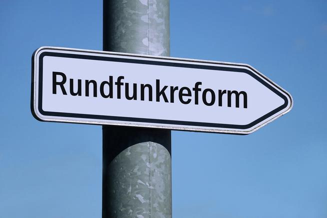 Wegweiser mit Schriftzug "Rundfunkreform" | Bild:picture alliance / ZB | Sascha Steinach