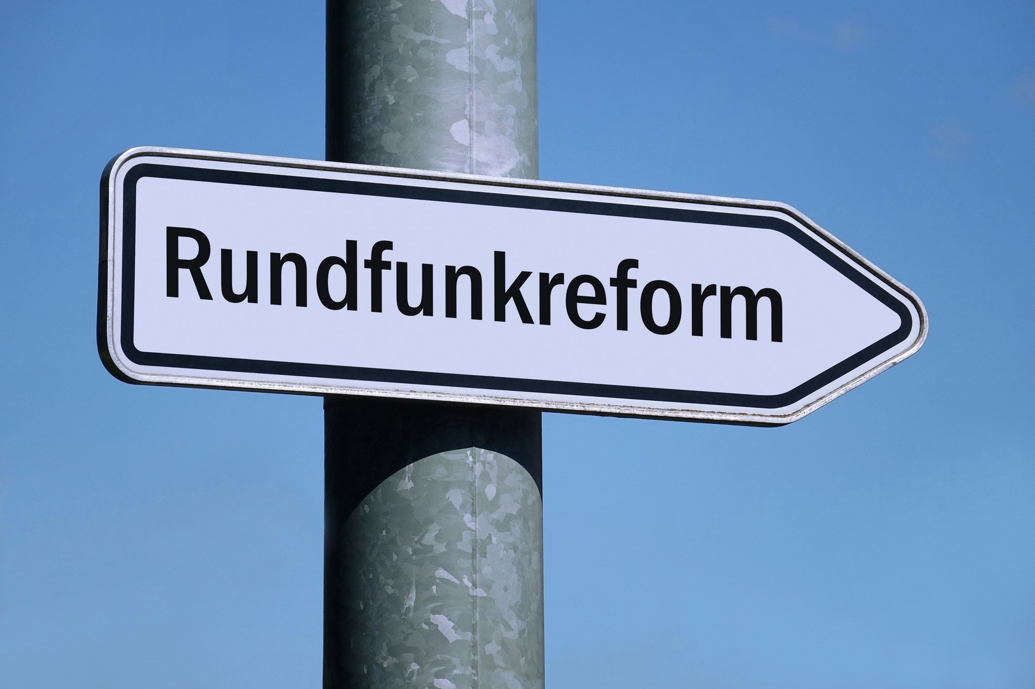 Wegweiser mit Schriftzug "Rundfunkreform"