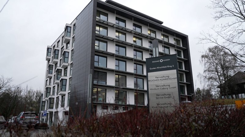 Ein mehrstöckiges, kastenförmiges Verwaltungsgebäude. | Bild: BR Fernsehen Ein mehrstöckiges, kastenförmiges Verwaltungsgebäude.