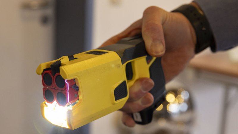 Ein Taser (Symbolbild) | Bild: dpa-Bildfunk/Helmut Fricke Ein Taser (Symbolbild)