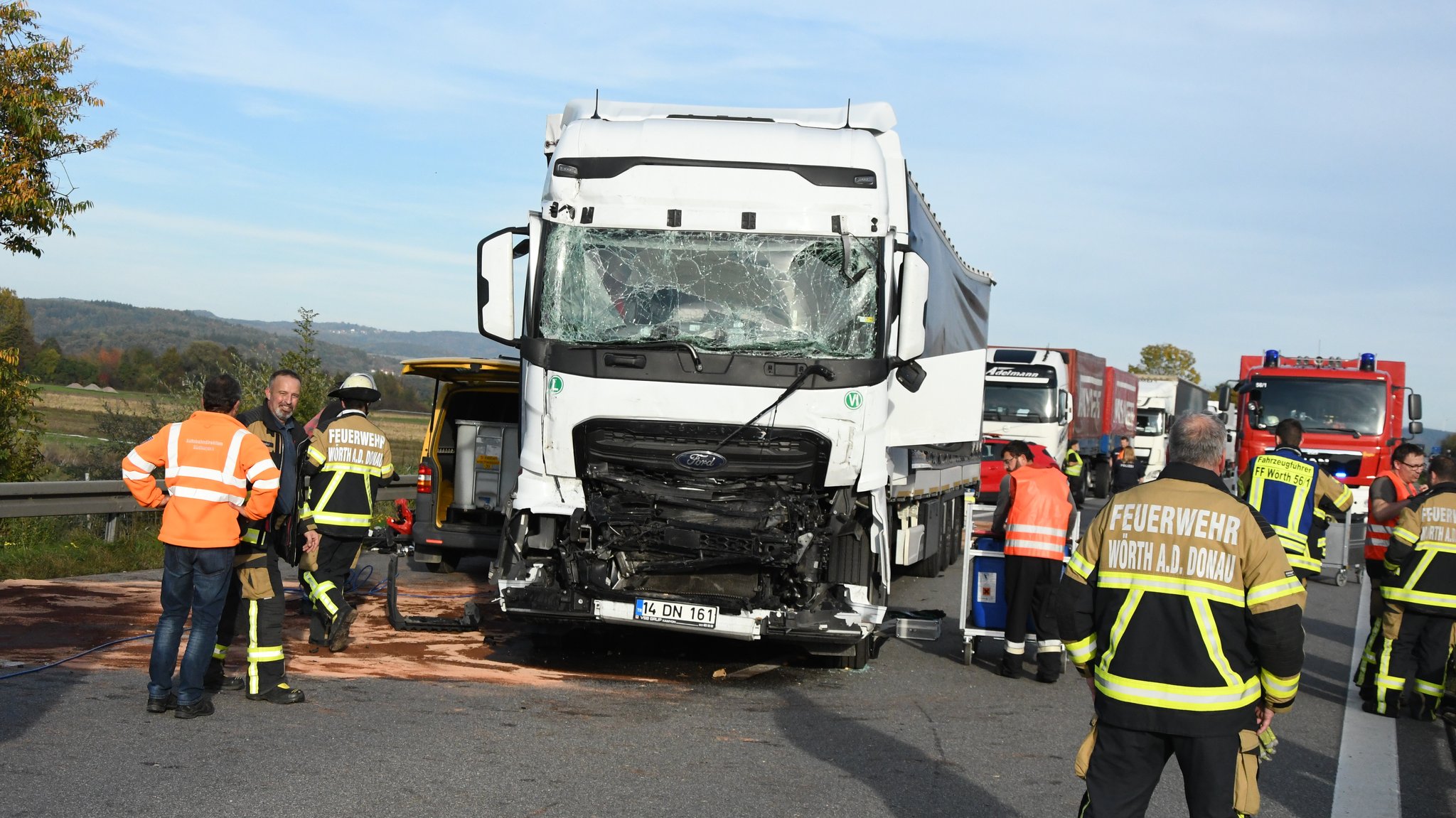 Beschädigte Lastzüge an der Unfallstelle bei Wörth an der Donau