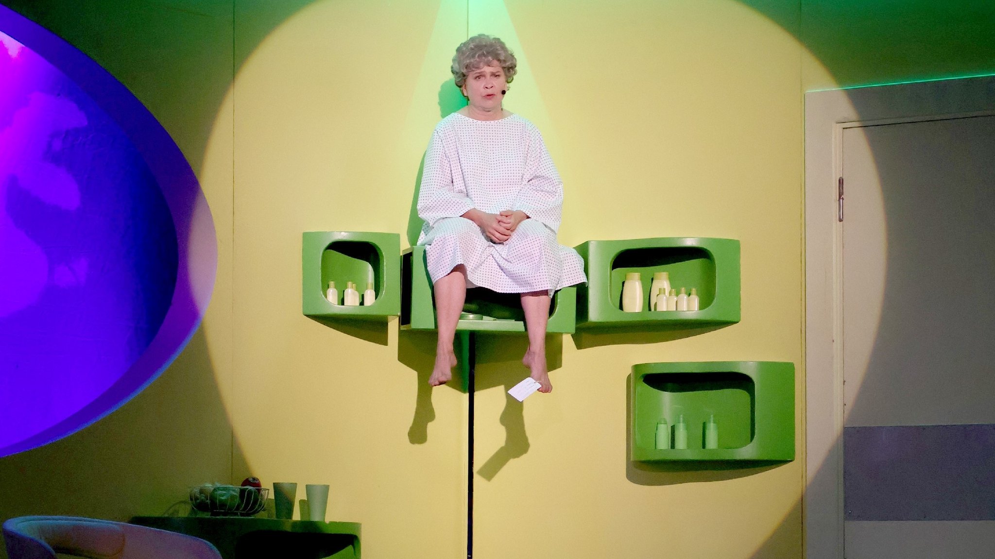 Die Schauspielerin als verstorbene "Hausfrau" im weißen Kleid