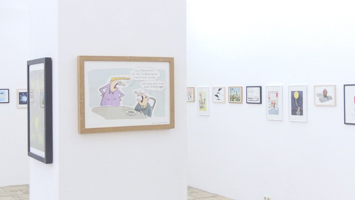 Bilder mit Cartoons an den Wänden im Luftmuseum in Amberg