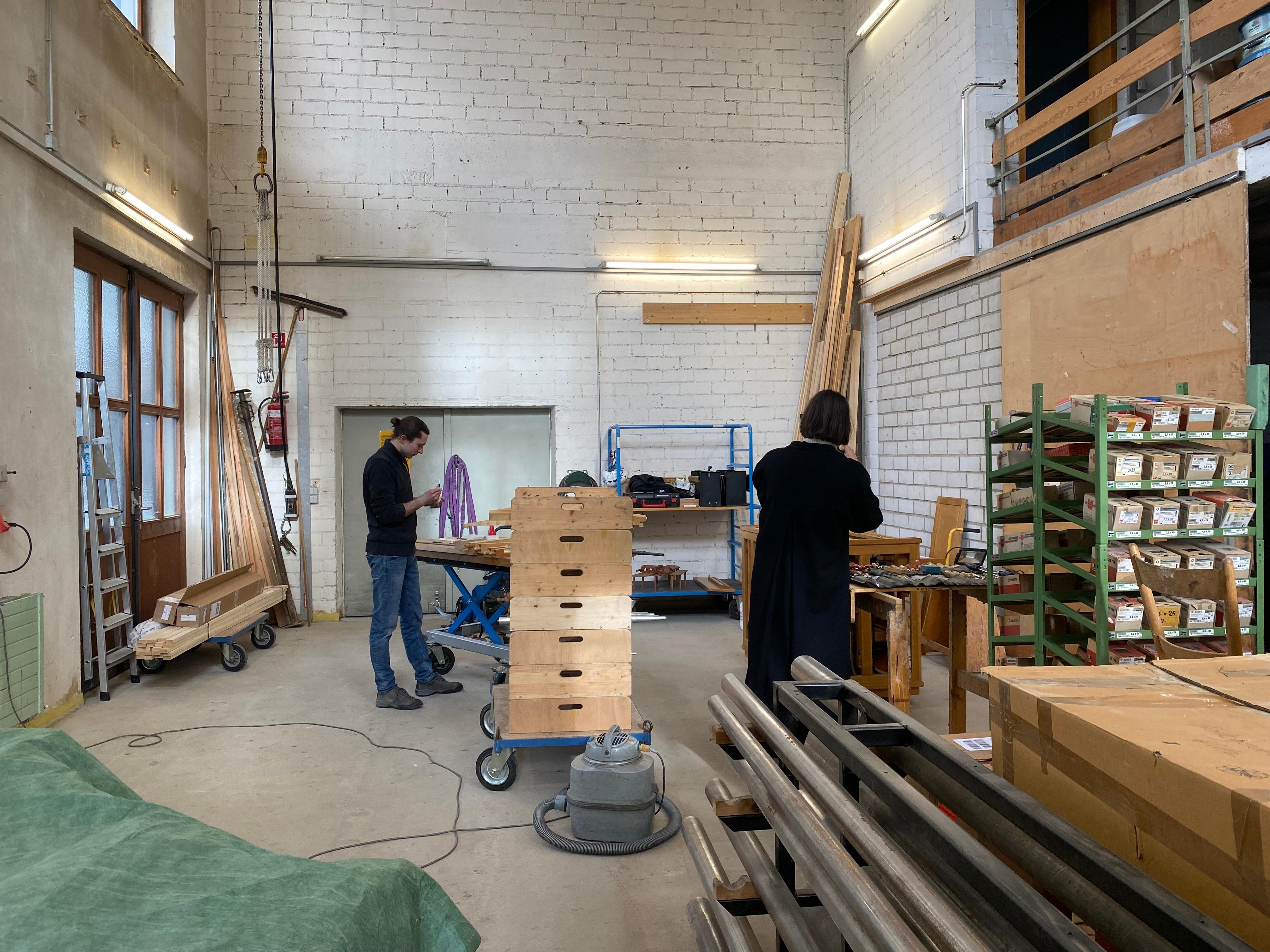 Mitarbeitende in einer Werkstatt für Orgelbau