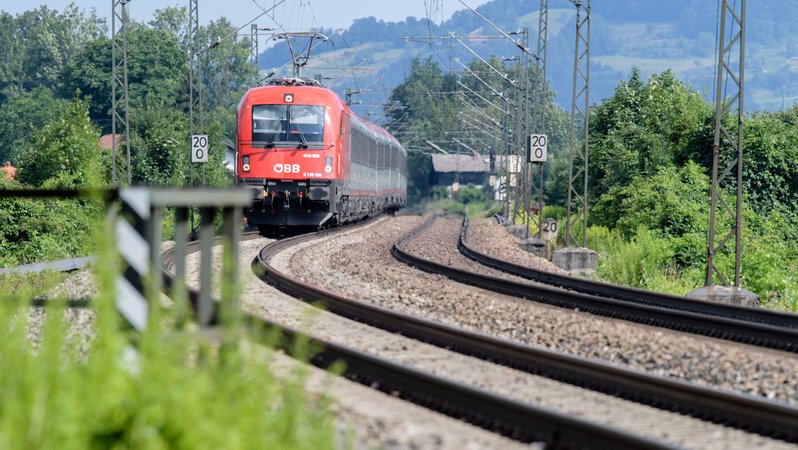Flintsbach: Bahnstrecke durch das Inntal | Bild: picture alliance/dpa | Matthias Balk Flintsbach: Bahnstrecke durch das Inntal