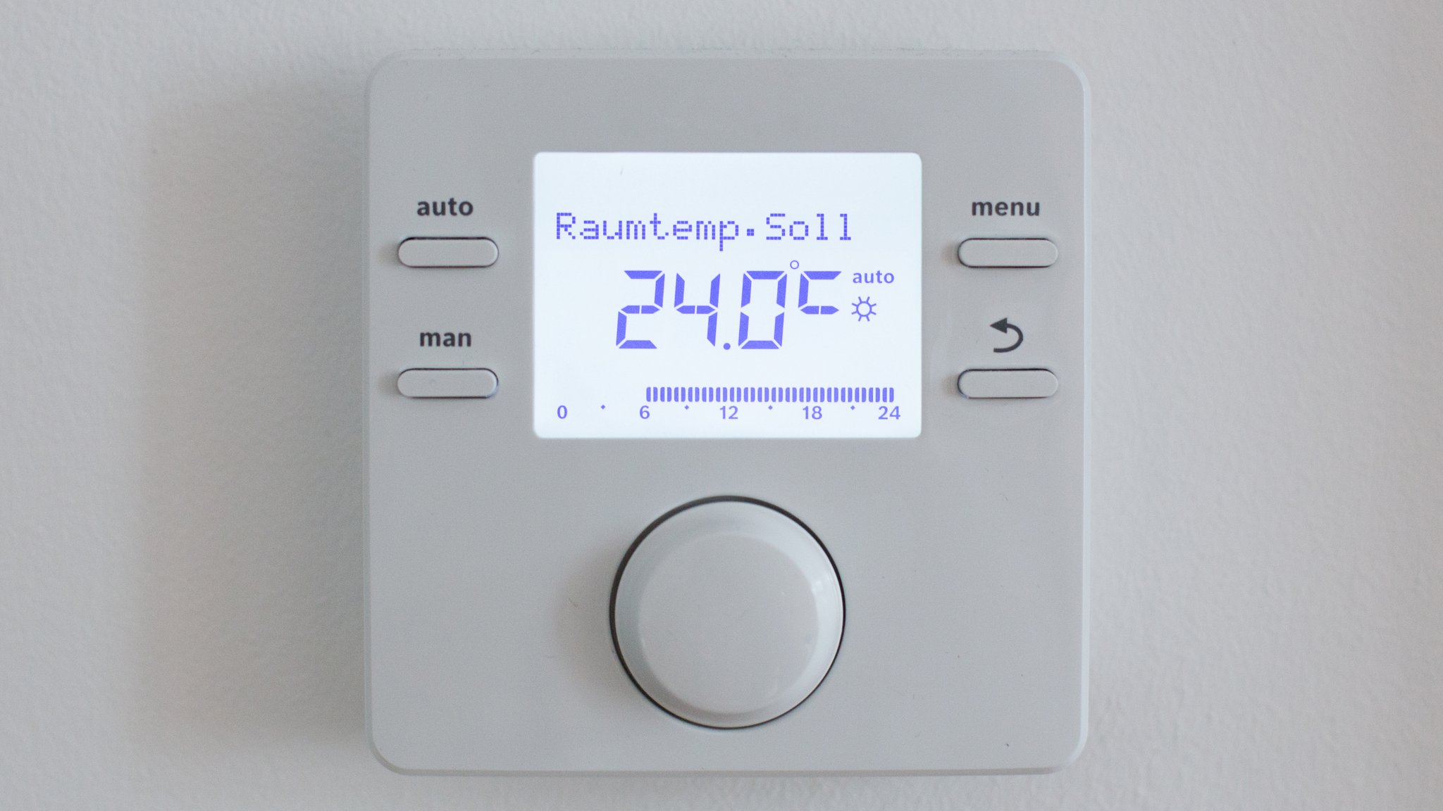 Raumthermostat mit Temperaturanzeige, die 24 Grad Celsius anzeigt.