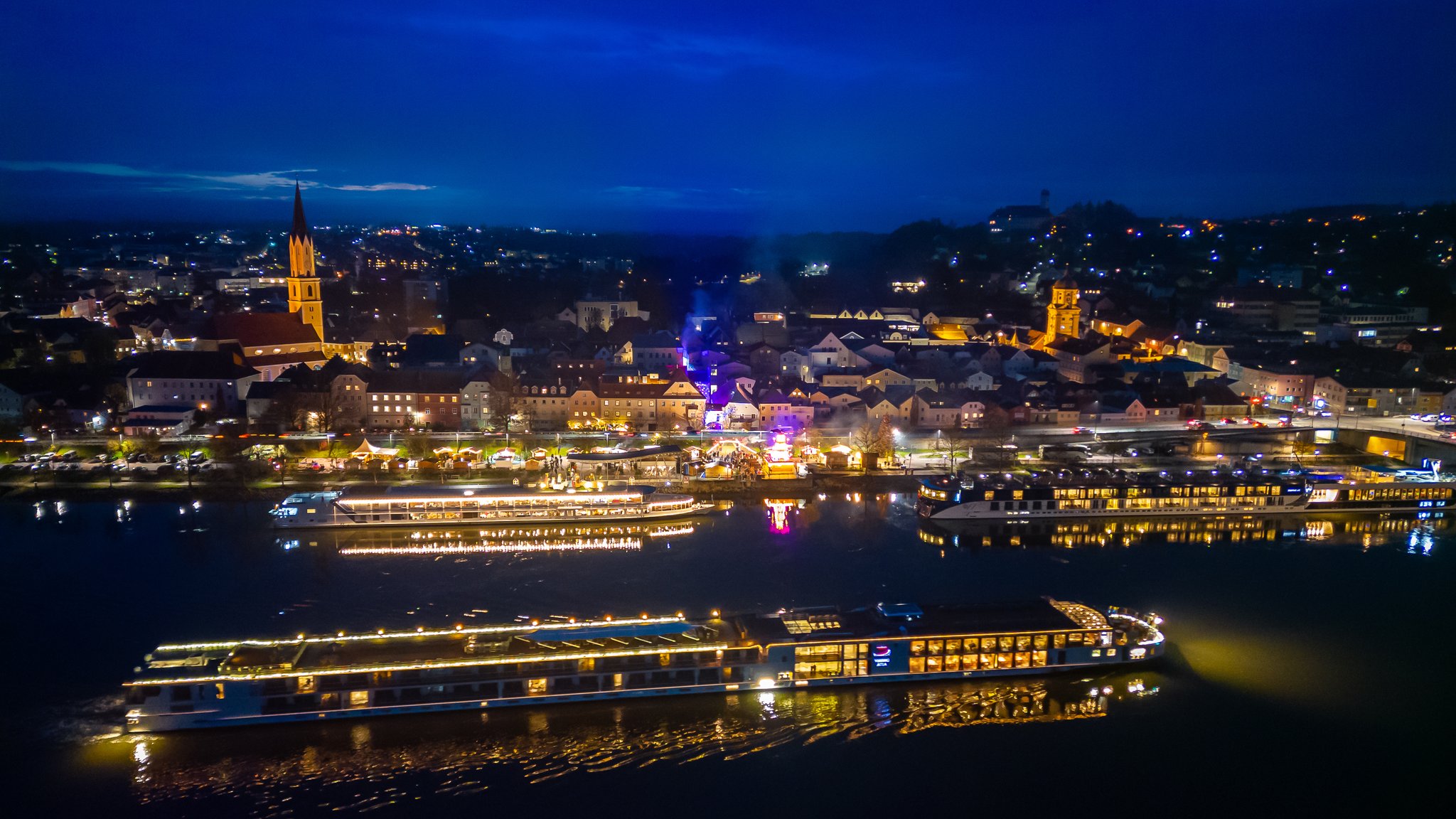 Der Schwimmende Weihnachtsmarkt in Vilshofen - auf der Donau und an der Donaupromenade