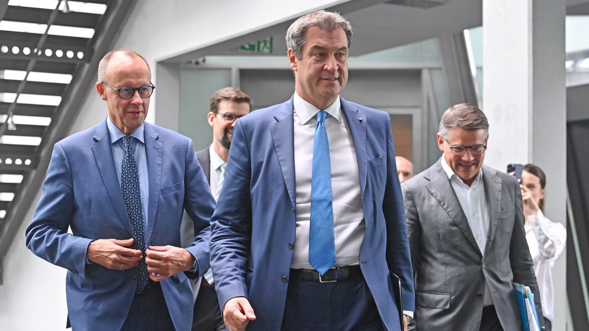 Friedrich Merz (CDU-Vorsitzender), Markus Söder (Ministerpräsident Bayern und CSU-Vorsitzender), Boris Rhein (Ministerpräsident Hessen), auf dem Weg zur Pressekonferenz.