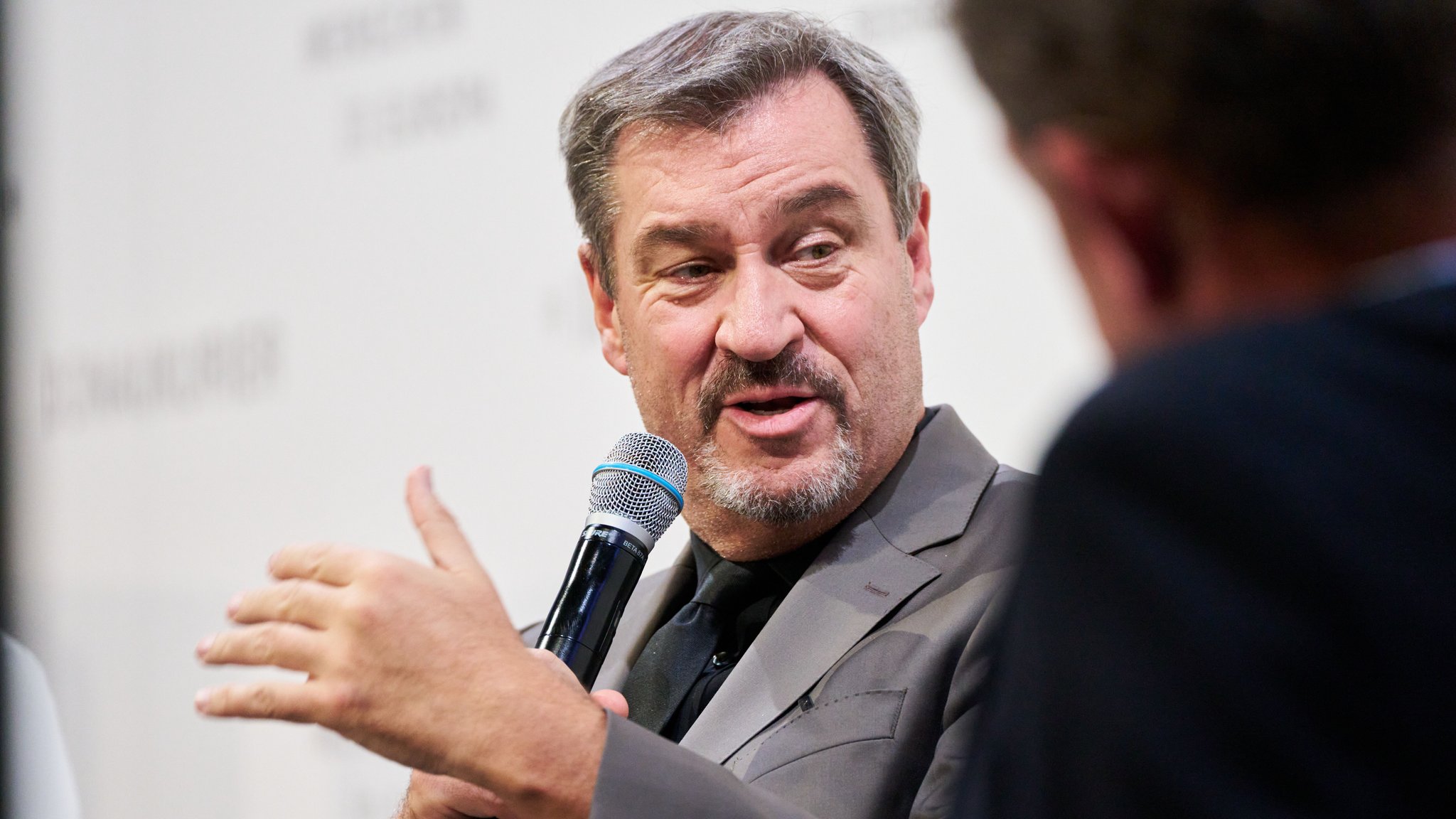 Markus Söder, Ministerpräsident von Bayern, spricht in Passau bei der Podiumsdiskussion "Künstliche Intelligenz - Fluch oder Segen?" im Rahmen der Veranstaltungsreihe "Menschen in Europa".