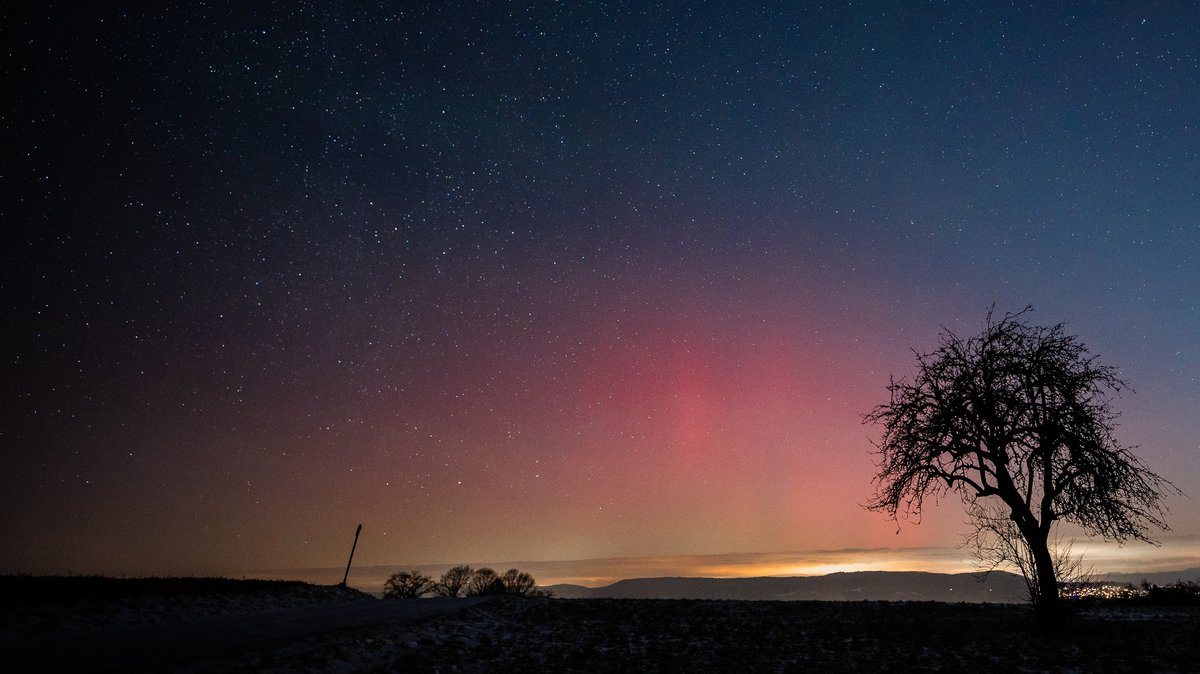 Fabelhaftes Farbspiel: Polarlichter am Nachthimmel über Franken