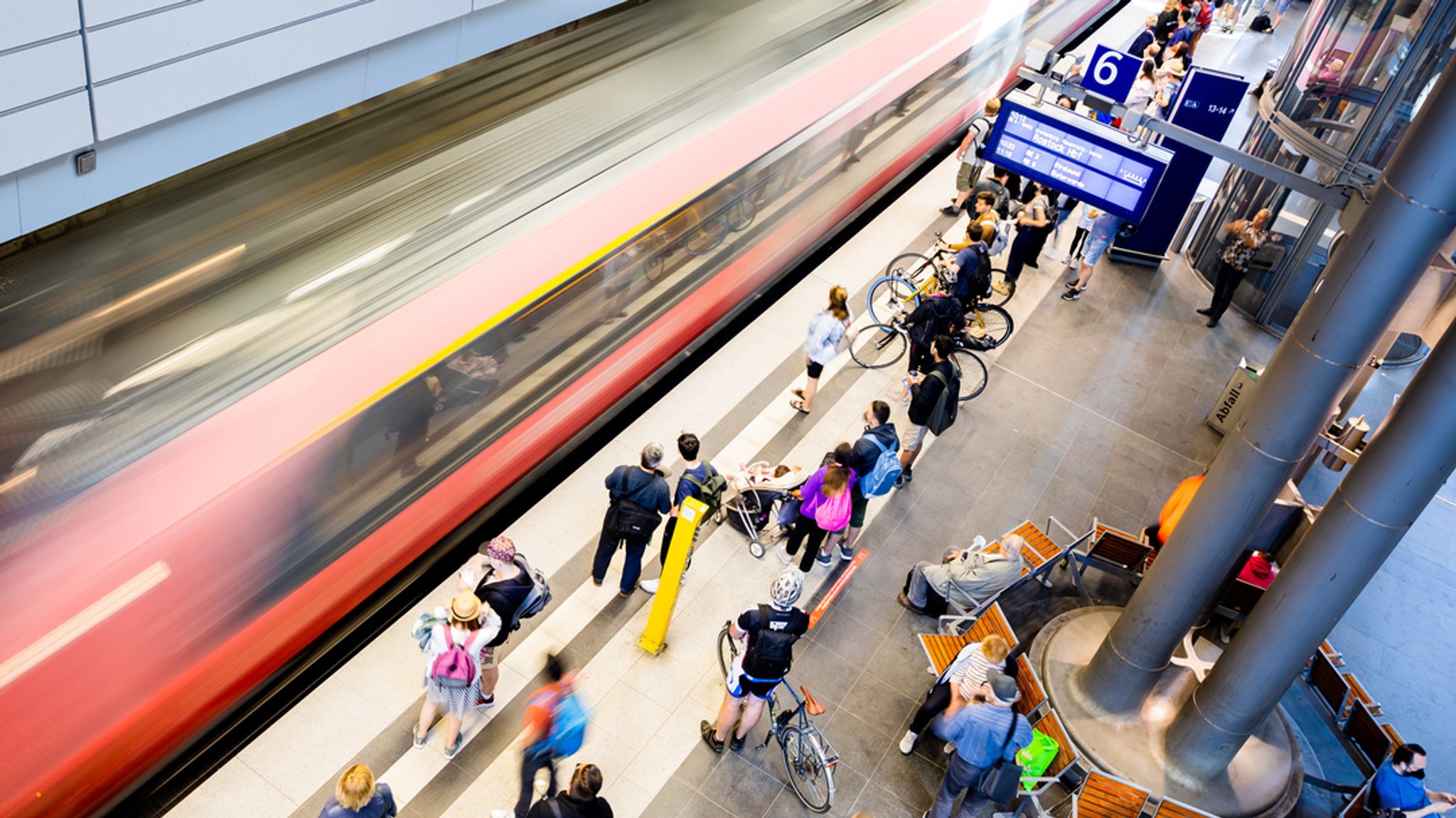 Berlin: Der Regionalexpress nach Rostock fährt am Berliner Hauptbahnhof ein.