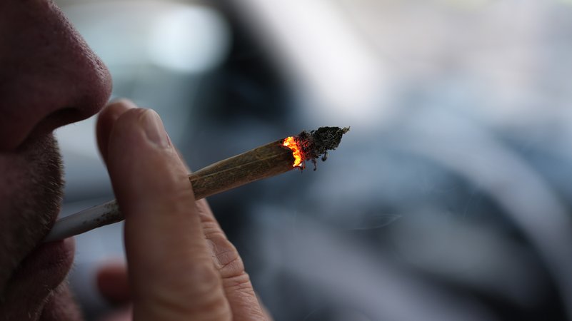 In Bayern wurden 2024 im Vergleich zum Vorjahr 27 Prozent mehr Autofahrer unter Drogen erwischt. Es gab knapp fünf Prozent mehr Verkehrsunfälle, bei denen Drogen im Spiel waren, meistens Cannabis. Die Legalisierung von Cannabis und ihre Folgen. | Bild: picture alliance/dpa | Marcus Brandt In Bayern wurden 2024 im Vergleich zum Vorjahr 27 Prozent mehr Autofahrer unter Drogen erwischt. Es gab knapp fünf Prozent mehr Verkehrsunfälle, bei denen Drogen im Spiel waren, meistens Cannabis. Die Legalisierung von Cannabis und ihre Folgen.