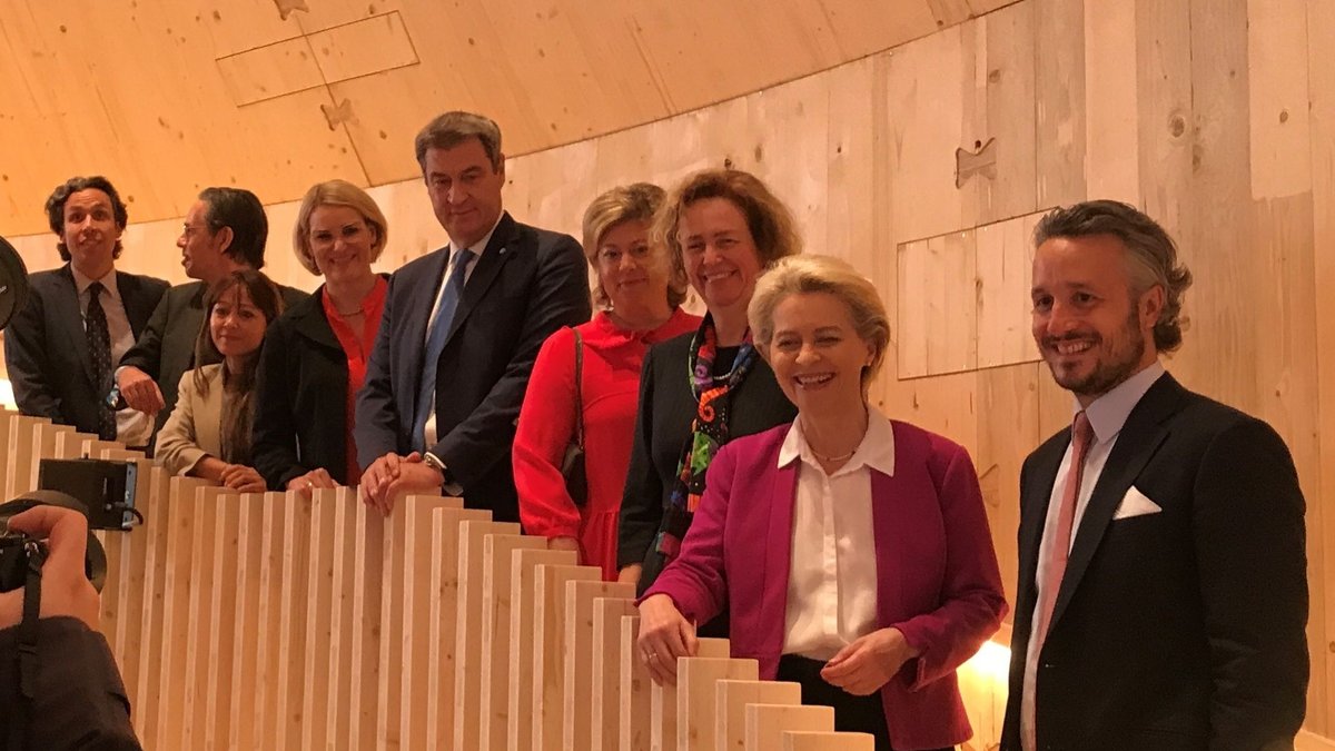 Im Fuggerei-Pavillon stehen unter anderem EU-Kommissionspräsidentin Ursula von der Leyen, der bayerische Ministerpräsident Markus Söder und links neben ihm die Augsburger Oberbürgermeisterin Eva Weber