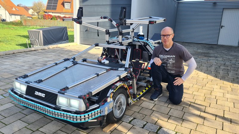 Jan Wittholz mit seinem selbstgebauten DeLorean. | Bild: BR / Conny Kleinschroth Jan Wittholz mit seinem selbstgebauten DeLorean.