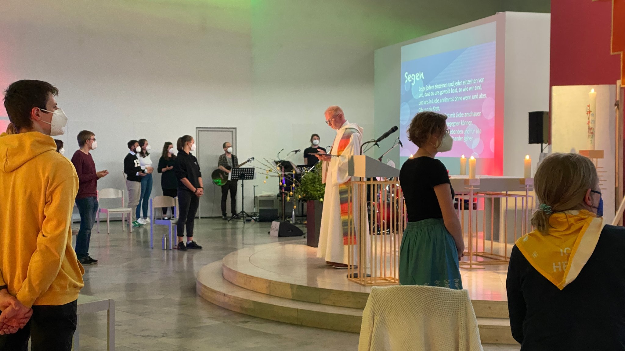 Protestaktion #liebegewinnt: Der Pfarrer Stephan Schwab segnet queere Menschen in der Würzburger Jugendkirche.