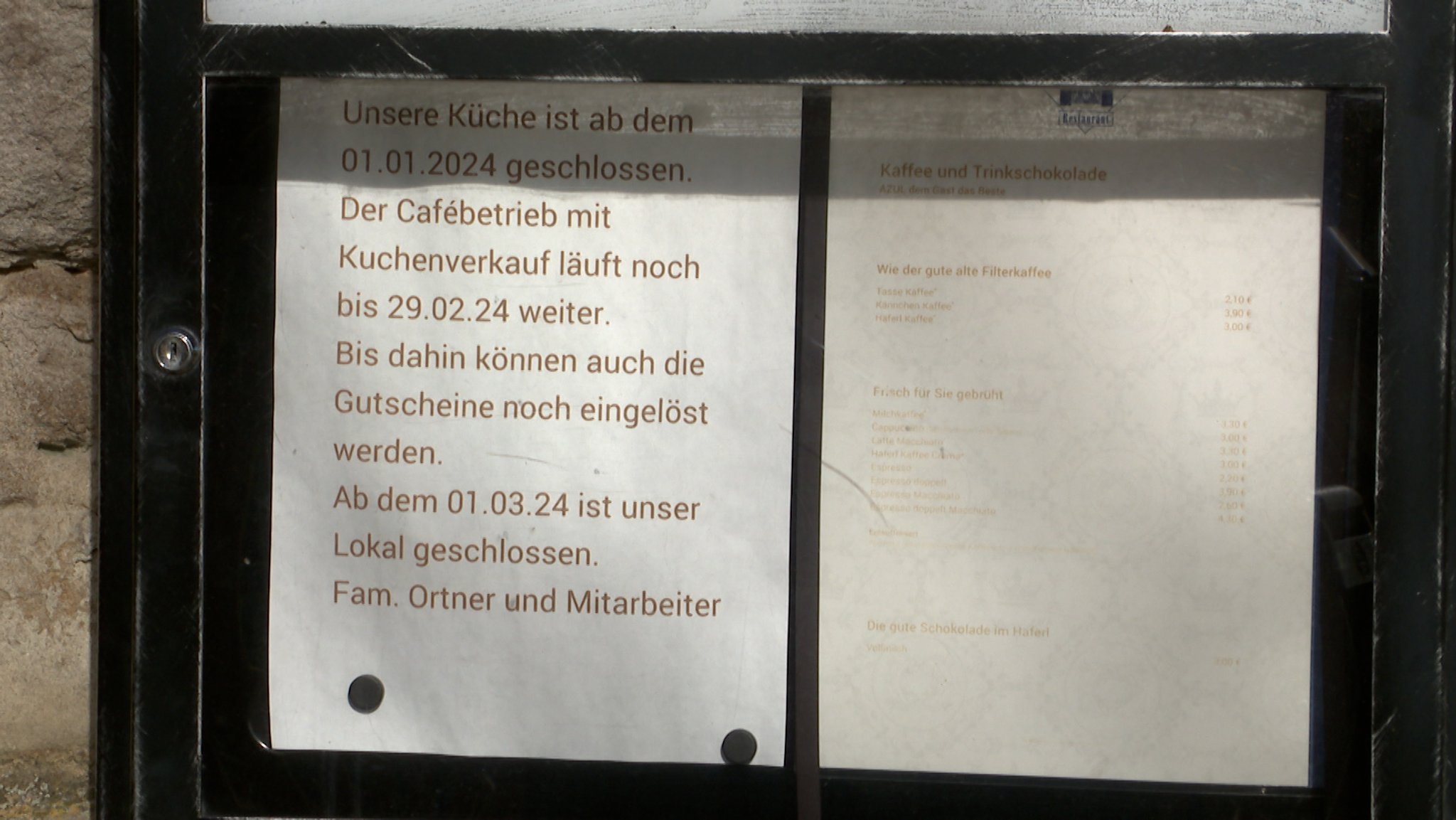 Infotafel zur Schließung vor dem Café.