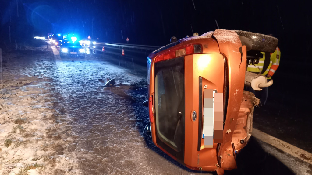 Auf der Seite liegendes Auto nach einem Unfall auf der A3 bei Iggensbach im Landkreis Deggendorf