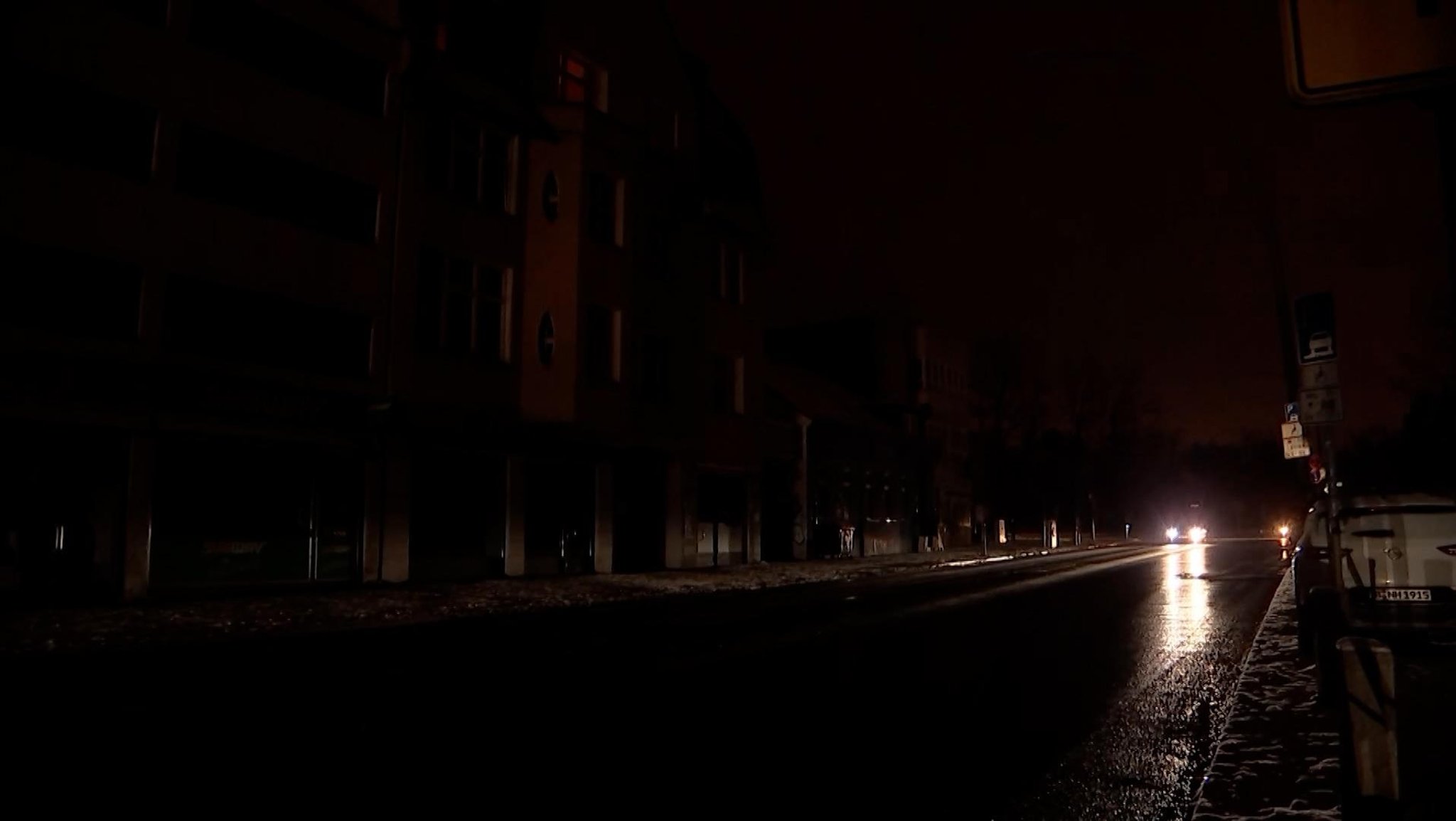 Straße in Berlin, welche, aufgrund der Brandanschläge auf das Stromnetz, nicht beleuchtet wird. | Bild: Bayerischer Rundfunk 2026 Straße in Berlin, welche, aufgrund der Brandanschläge auf das Stromnetz, nicht beleuchtet wird.