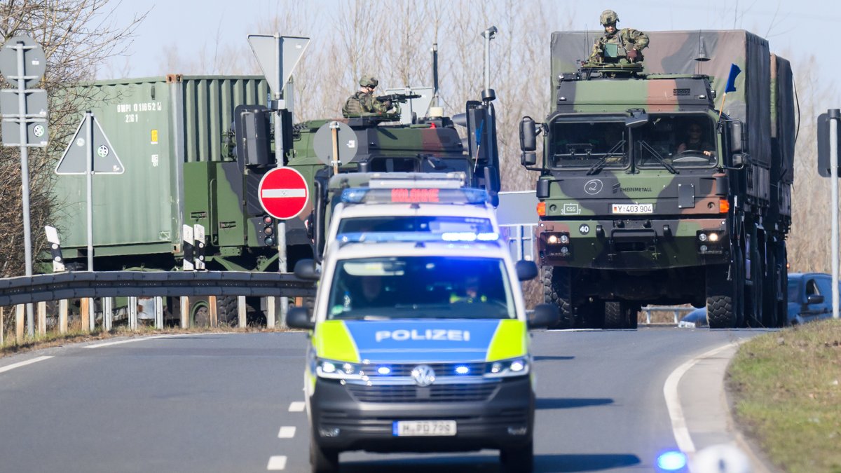 Kolonne mit Fahrzeugen der Bundeswehr und schwer bewaffneten Soldaten fährt im März 2025 über eine Straße im Norden von Hannover (Symbolbild).