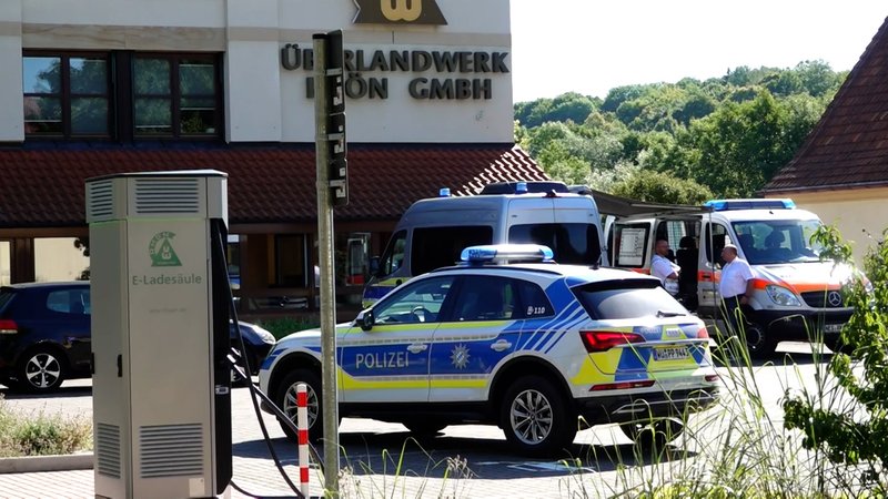 Bei einem Messerangriff in Mellrichstadt wurde eine Frau erstochen, zwei Männer sind schwer verletzt. | Bild: BR Bei einem Messerangriff in Mellrichstadt wurde eine Frau erstochen, zwei Männer sind schwer verletzt.